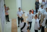 Gubernur Lampung Rahmat Mirzani Djausal dan Wakil Gubernur Jihan Nurlela, mendampingi Gubernur Jawa Tengah Ahmad Luthfi saat menyambangi Museum Nasional Transmigrasi di Desa Bagelen, Kabupaten Pesawaran, Rabu (7/1/2026). (foto: ist)