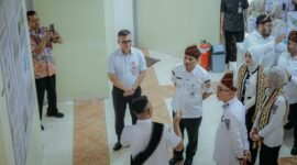 Gubernur Lampung Rahmat Mirzani Djausal dan Wakil Gubernur Jihan Nurlela, mendampingi Gubernur Jawa Tengah Ahmad Luthfi saat menyambangi Museum Nasional Transmigrasi di Desa Bagelen, Kabupaten Pesawaran, Rabu (7/1/2026). (foto: ist)