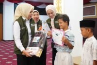 TP PKK Lampung pimpinan Ibu Purnama Wulan Sari Mirza gelar khitanan massal gratis 75 anak & beri bantuan biaya pengobatan luar daerah.
