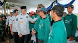 Gubernur Mirza bersama petani pada momentum Presiden Prabowo menyampaikan tercapainya swasembada pangan nasional. (Foto: ist)