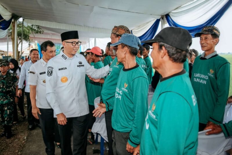 Gubernur Mirza bersama petani pada momentum Presiden Prabowo menyampaikan tercapainya swasembada pangan nasional. (Foto: ist)